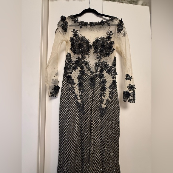 None Dresses & Skirts - Elegant Black and Cream Floral Dress